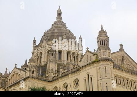 Die Basilika Sainte-Therese de Lisieux, die zweitgrößte Wallfahrtskirche Frankreichs, ist 104 Meter lang und 97 Meter entfernt Stockfoto