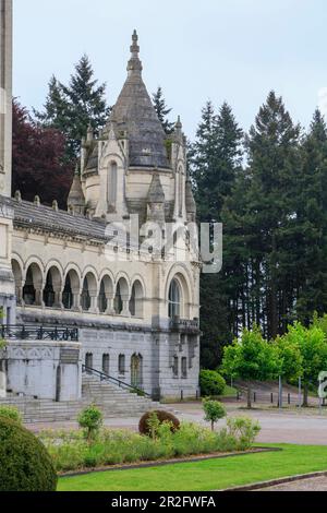 Die Basilika Sainte-Therese de Lisieux, die zweitgrößte Wallfahrtskirche Frankreichs, ist 104 Meter lang und 97 Meter entfernt Stockfoto