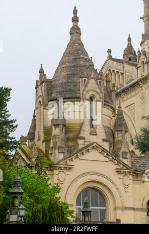 Die Basilika Sainte-Therese de Lisieux, die zweitgrößte Wallfahrtskirche Frankreichs, ist 104 Meter lang und 97 Meter entfernt Stockfoto