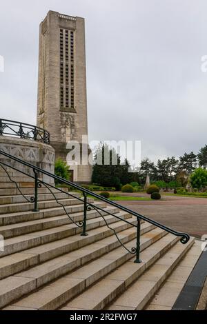 Die Basilika Sainte-Therese de Lisieux, die zweitgrößte Wallfahrtskirche Frankreichs, ist 104 Meter lang und 97 Meter entfernt Stockfoto