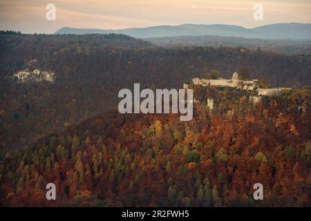 Blick auf die Burgruinen Hohenurach, Bad Urach, Reutlingen, die Schwäbische Alb, Baden-Württemberg, Deutschland, Europa Stockfoto