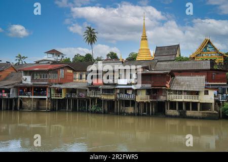 Selektiver Fokus auf houesisch, Altstadt am Flussufer, Wahrzeichen mit Tempel in der Chanthaburi provence, Thailand Stockfoto