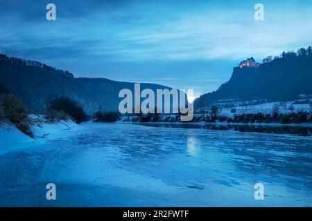 Blick über die gefrorene Donau in Richtung Schloss Werenwag in der Abenddämmerung, Naturpark im oberen Donautal bei Sigmaringen im Winter, Schwäbische Alb, Baden-Württembe Stockfoto