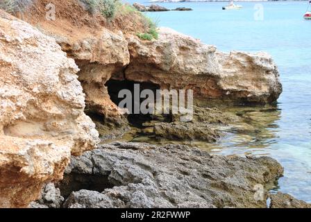 Typische Felsen in Kroatien. Bauxite sind Restgesteine, die aus einer Mischung mit hohem Gehalt an mikrokristallinen Aluminium- und Eisenoxiden bestehen Stockfoto