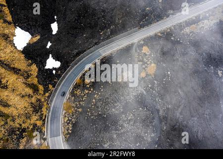 Straße mit Auto, Luftaufnahme, vulkanische Landschaft des Ätna, Sizilien, Italien Stockfoto