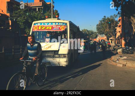 Jodhpur, Indien - Januar 19, 2020 : öffentliche Verkehrsmittel lokalen Bus auf einer Straße in Jodhpur Stockfoto