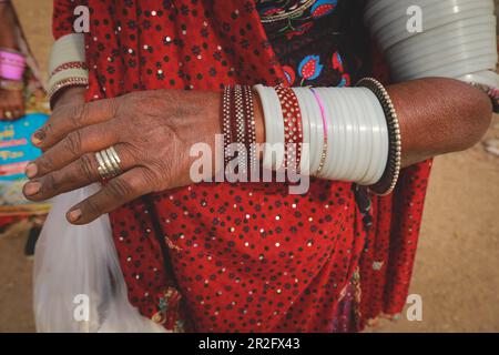 Indische Rajasthani Frau trägt traditionelle bunte Kleidung und Schmuck Stockfoto
