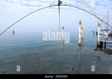 Blick auf die Lagune von Venedig vom Hafen von Pellestrina, im Vordergrund ein Fischernetz, Pellestrina, Veneto, Italien, Europa Stockfoto