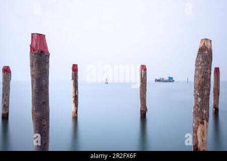 Blick auf die Fischerhütten auf Pfählen der Fischer von Pellestrina in der Lagune von Venedig, Pellestrina, Veneto, Italien, Europa Stockfoto