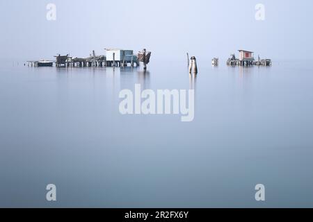 Blick auf die Fischerhütten auf Pfählen der Fischer von Pellestrina in der Lagune von Venedig, Pellestrina, Veneto, Italien, Europa Stockfoto