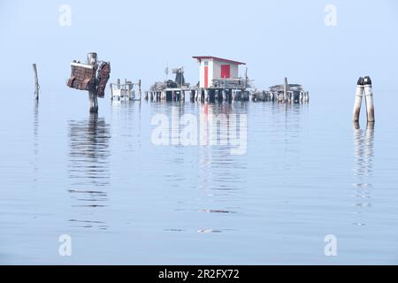 Blick auf die Fischerhütten auf Pfählen der Fischer von Pellestrina in der Lagune von Venedig, Pellestrina, Veneto, Italien, Europa Stockfoto