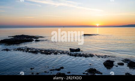 Sonnenaufgang am Meer, Küste nahe Milazzo, Sizilien, Italien Stockfoto