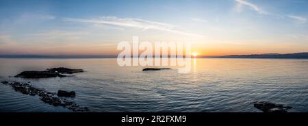 Sonnenaufgang am Meer, Küste nahe Milazzo, Sizilien, Italien Stockfoto