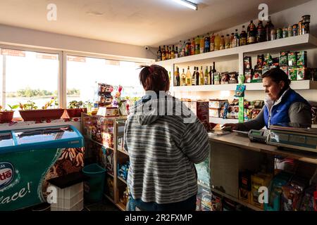 Dorfladen im Donaudelta, Kunde und Verkäuferin, Mila 23, Tulcea, Rumänien. Stockfoto