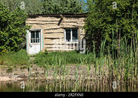 Donaudelta im April, Schlammhütte am Ufer von Lacul Merhei, Mila 23, Tulcea, Rumänien. Stockfoto