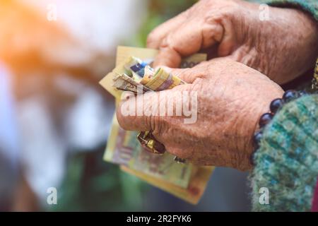 Selektiver Fokus auf Dong Banknote auf vietnamesischen Frauen Hände Stockfoto