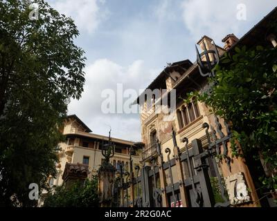Quartiere Coppeda, Rom, Italien: Seitenblick auf das Villino delle Fate-Gebäude, mit Quadrifora-Fenstern im Jugendstil und goldenen Wänden Stockfoto