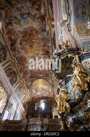 Kanzel in der Poellau-Kollegialkirche, Steiermark, Österreich Stockfoto