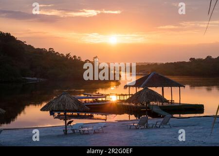 Touristen-Resort am Amazonas in der Nähe von Manaus, Sonnenaufgang, Amazonasbecken, Brasilien, Südamerika Stockfoto