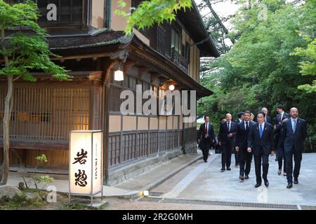 Hatsukaichi, Japan. 19. Mai 2023. Die Gruppe der Sieben Führer kommt zu einem Arbeitsessen in Iwaso, einem traditionellen Gasthaus aus dem Jahr 1854 auf der Insel Miyajima am ersten Tag des G7-Gipfels am 19. Mai 2023 in Hatsukaichi, Japan. Von links: Bundeskanzler Olaf Schotz, britischer Premierminister Rishi Sunak, französischer Präsident Emmanuel Macron, Präsidentin der Europäischen Kommission Ursula von der Leyen, japanischer Premierminister Fumio Kishida, USA Präsident Joe Biden, japanischer Premierminister Fumio Kishida, französischer Präsident Emmanuel Macron, kanadischer Premierminister Justin Trudeau und Europäische Co Stockfoto