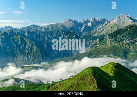 Blick auf Picos de Europa mit PICU Urriellu und nebliger Stimmung im Tal, Naranjo de Bulnes, von PICU Tiedu, Picos de Europa, Picos de Europa National Stockfoto