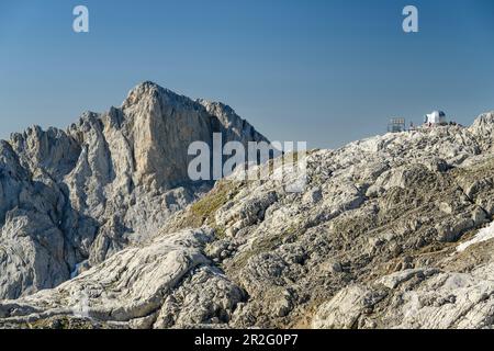Blick auf die Hütte Cabana Veronica, von Horcados Rojos, Picos de Europa, Picos de Europa National Park, Kantabrischen Bergen, Kantabrien, Spanien Stockfoto
