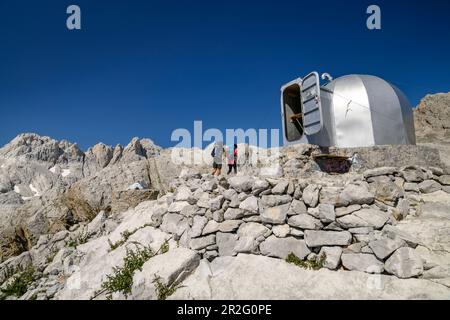 Zwei Personen wandern in Richtung der Cabana Veronica Hütte, Cabana Veronica, Picos de Europa, Picos de Europa Nationalpark, Kantabrischen Berge, Kantabrien, S. Stockfoto