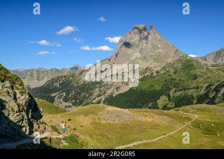 Wandern mit Pic du Midi d'Ossau im Hintergrund, Nationalpark Pyrenäen, Pyrénées-Atlantiques, Pyrenäen, Frankreich Stockfoto