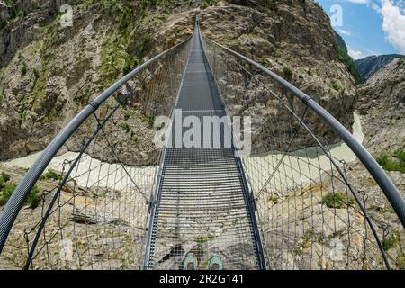 Blick von der Aletsch-Hängebrücke hinunter zum Gletscher, Aletsch-Hängebrücke, UNESCO-Weltkulturerbe Jungfrau-Aletsch, Bernese Stockfoto