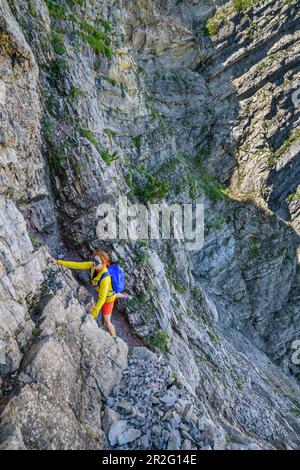 Bergsteigerinnen klettern durch Schrofenwand, Sonntagshorn, Chiemgau Alpen, Chiemgau, Oberbayern, Bayern, Deutschland Stockfoto