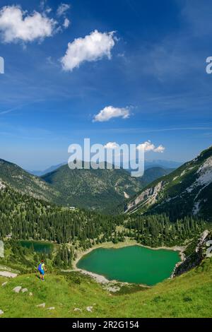 Die Frau beim Wandern blickt auf Soiernseen, Soiernspitze, Karwendel, Oberbayern, Bayern, Deutschland Stockfoto