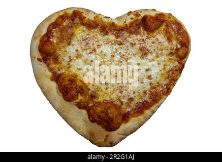 Herzförmige Pizza von oben gesehen, isoliert, weißer Hintergrund Stockfoto