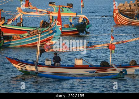 Farbenfrohe handgefertigte balinesische hölzerne Fischerboote am Hafen in Jimbaran Beach, Bali, Indonesien Stockfoto