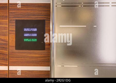 Bitte nicht stören, automatisches Türschild vor einem Hotelzimmer, Deutschland Stockfoto