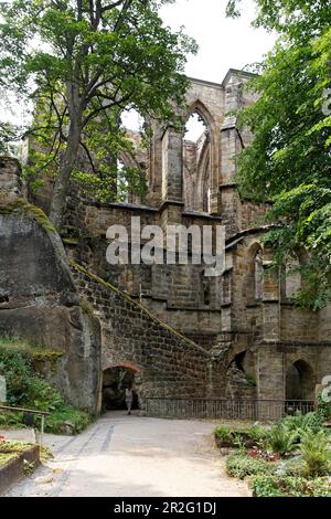 Burgruinen auf dem Oybin Mountain, historischer Bergfriedhof, Oybin, Zittau Mountains, Sachsen, Deutschland Stockfoto