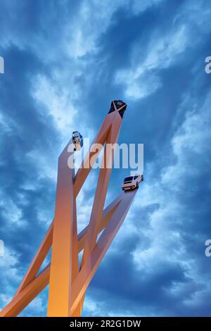 Porscheplatz mit Skulptur Inspiration 911 des Künstlers Gerry Judah, dunkle Wolken am Himmel, Zuffenhausen, Stuttgart, Baden-Württemberg, Deutschland Stockfoto