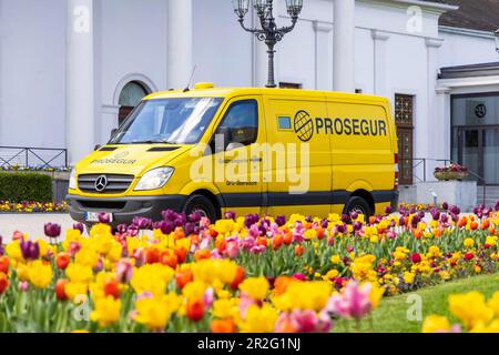 Geldtransporter der Sicherheitsfirma Prosegur vor dem Kurhotel in Baden-Baden, Baden-Württemberg Stockfoto