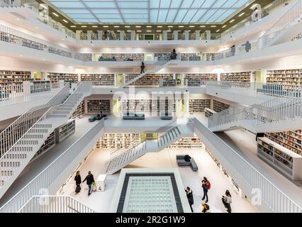 Stuttgarter Stadtbibliothek am Mailaender Platz, Innenansicht mit moderner Architektur, Stuttgart, Baden-Württemberg, Deutschland Stockfoto