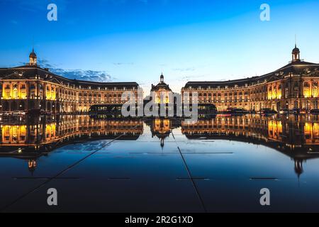 Überlegungen zum Place de la Bourse und der Straßenbahnlinie in Bordeaux, Frankreich Stockfoto