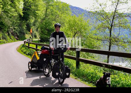 Radfahrer mit vollgepackten Fahrrädern und Hunden auf dem Donauradweg, Schlögen, Österreich Stockfoto