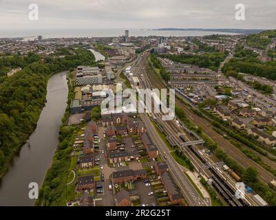 Editorial SWANSEA, UK - 14. Mai 2023: Ein Blick auf Swansea City vom Landore aus, der den Fluss Tawe und die Eisenbahnlinien bis zur High Street XII zeigt Stockfoto