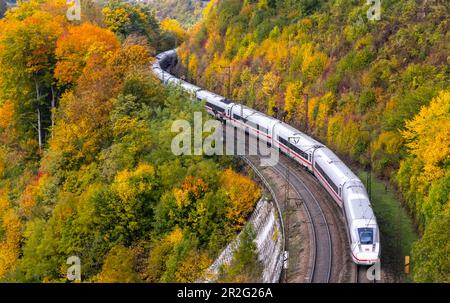 InterCityExpress ICE der Deutschen Bahn AG auf der Geislinger Steige, gewundene Strecke durch Herbstwälder, Amstetten, Baden-Württemberg Stockfoto