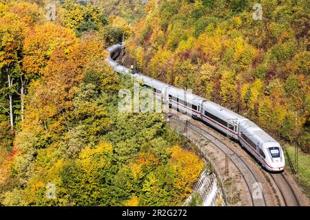 InterCityExpress ICE der Deutschen Bahn AG auf der Geislinger Steige, gewundene Strecke durch Herbstwälder, Amstetten, Baden-Württemberg Stockfoto