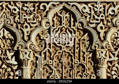 Alte, maurische Ornamente an der Innenwand der Alhambra, Granada, Andalusien, Spanien Stockfoto