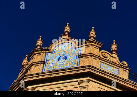 Kunstvoll verziertes Dach mit Ziegelverzierungen, Sevilla, Andalusien, Spanien Stockfoto