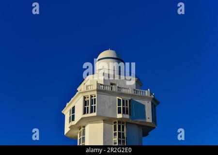 Alter Turm mit Fenstern vor einem tiefblauen Himmel, Isla Cristina, Andalusien, Spanien Stockfoto