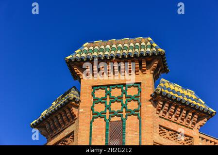 Kunstvoll eingerichtetes Dach mit farbigen Dachziegeln vor einem dunkelblauen Himmel, Sevilla, Andalusien, Spanien Stockfoto