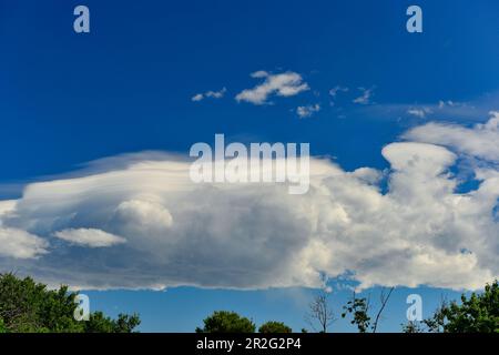 Gewitterwolken in ungewöhnlicher Form am blauen Himmel, nahe Bibinje, Kroatien Stockfoto