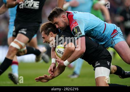 Toulons Baptiste Serin erzielt den ersten Versuch ihrer Seite trotz des Kampfes von Ollie Smith der Glasgow Warriors während des ECPR Challenge Cup-Finales im Aviva Stadium in Dublin, Irland. Foto: Freitag, 19. Mai 2023. Stockfoto
