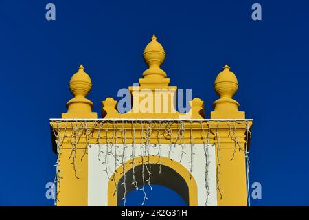 Blick auf die gelb-weiße Kirche mit Lichtern, Luz, Algarve, Portugal Stockfoto